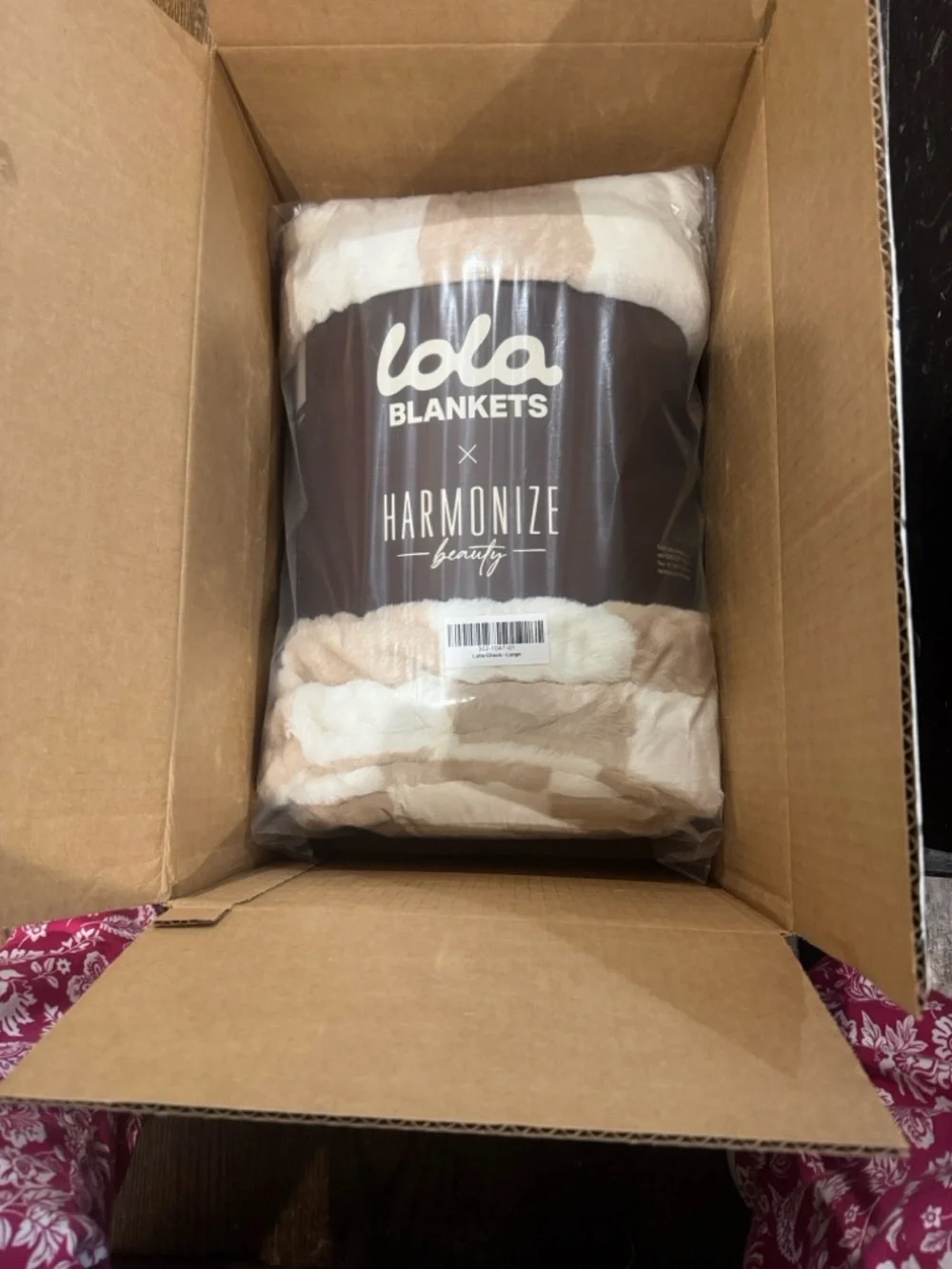 Lola Blankets X Harmonize/Latte Check/Plush Throw/Blanket/Size L/NIB/SEALED! - Picture 13 of 16
